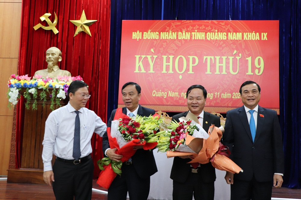 Lãnh đạo tỉnh Quảng Nam tặng hoa chúc mừng ông Nguyễn Hồng Quang và ông Trần Xuân Vinh.