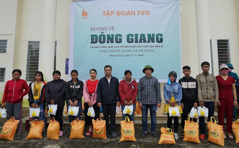 Tập đoàn FVG tặng 1100 suất quà cho người dân huyện miền núi Đông Giang.
