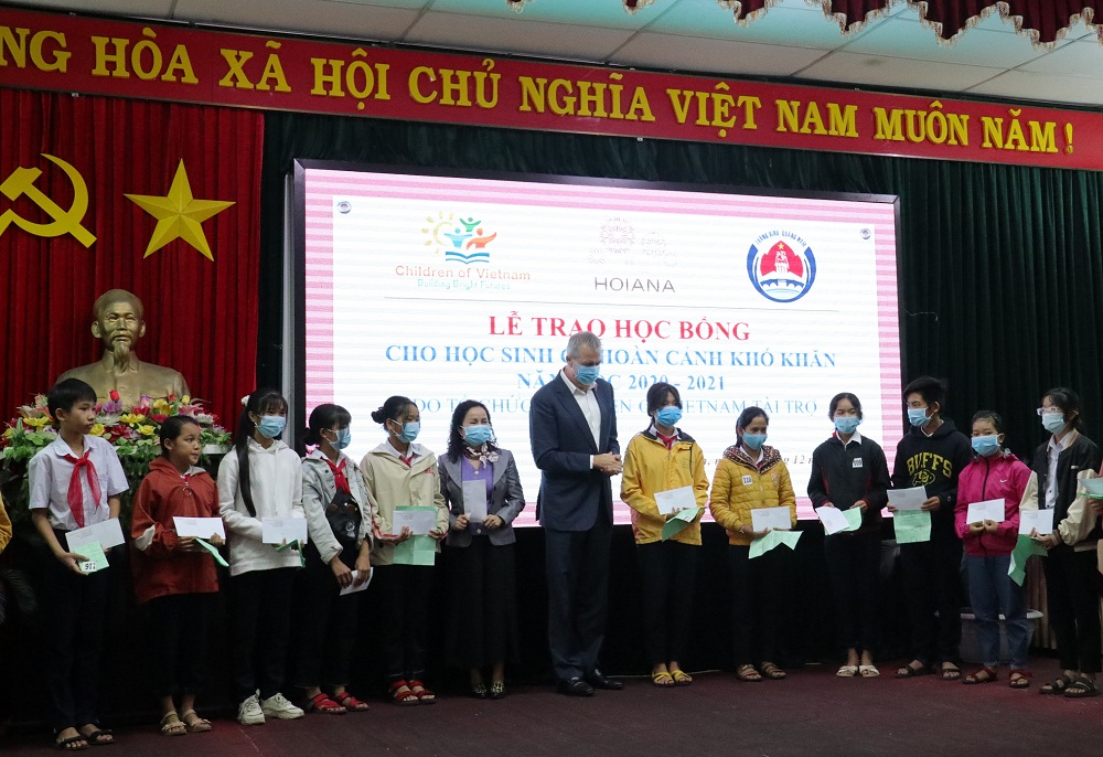 Hoiana tặng học bổng trị giá 25.000 USD cho học sinh huyện Thăng Bình, tỉnh Quảng Nam 