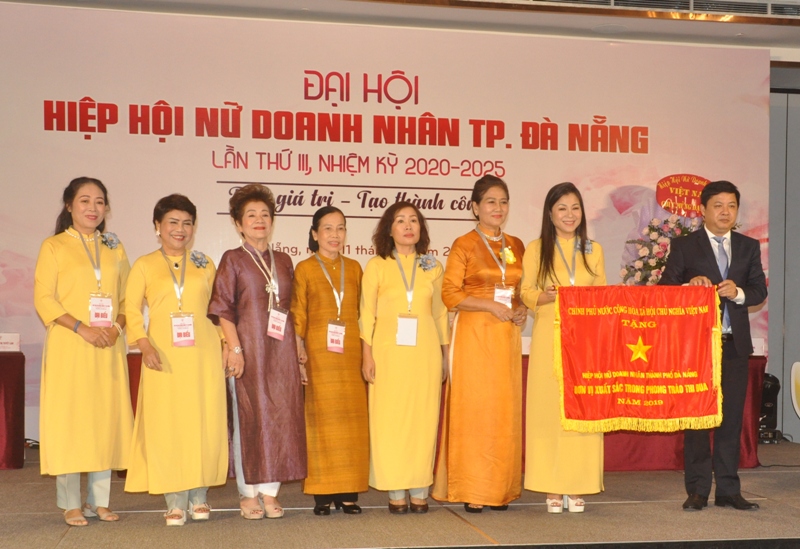 Đại Hội Hiệp hội Nữ doanh nhân TP.Đà Nẵng đón nhận Cờ thi đua của Thủ tướng Chính phủ.