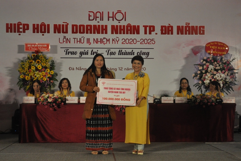 Đại Hội Hiệp hội Nữ doanh nhân TP.Đà Nẵng tặng 2 nhà tình nghĩa cho người dân huyện Nam Trà My, tỉnh Quảng Nam.