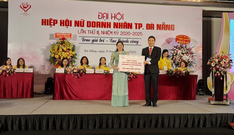 Trao tặng 150 triệu đồng để trồng cây xanh bảo tồn di tích đình làng tại huyện Hòa Vang, TP. Đà Nẵng.