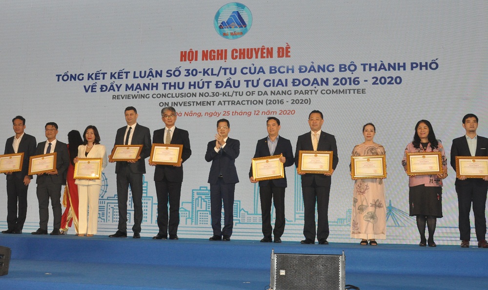 Bí thư Thành ủy Đà Nẵng tặng bằng khen cho những doanh nghiệp đóng góp vào sự phát triển của thành phố.