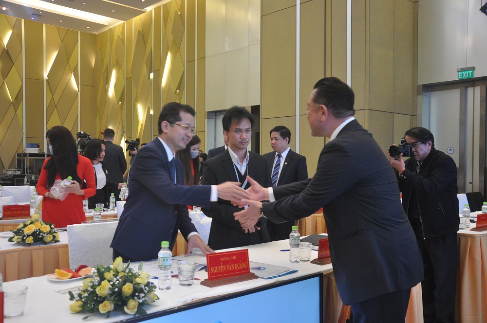 Bí thư Thành ủy Đà Nẵng, ông Nguyễn Văn Quảng trao đổi với doanh nghiệp tại hội nghị.
