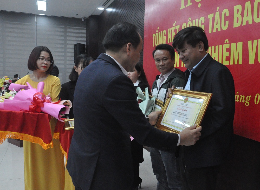 Ông Nguyễn Đình Vĩnh tặng bằng khen của UBND TP.Đà Nẵng cho Trưởng Văn phòng đại diện Báo Đầu tư khu vực miền Trung – Tây Nguyên.