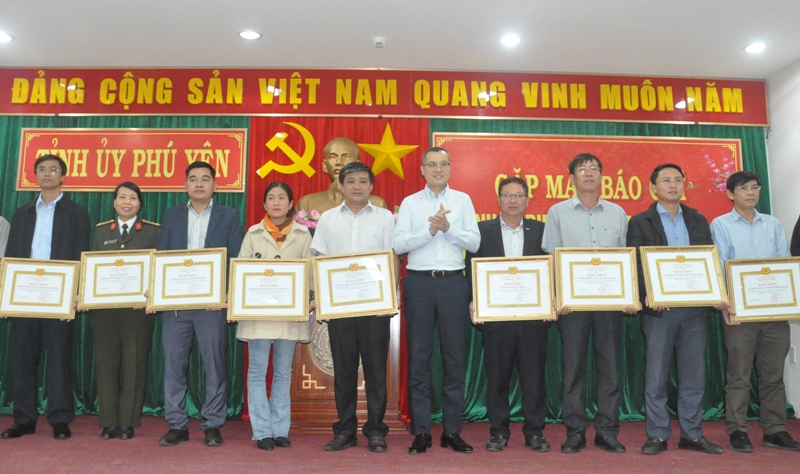Ban Thường vụ Tỉnh uỷ Phú Yên tặng bằng khen cho các tập thể có thành tích xuất sắc trong tuyên truyền Đại hội Đảng bộ tỉnh.