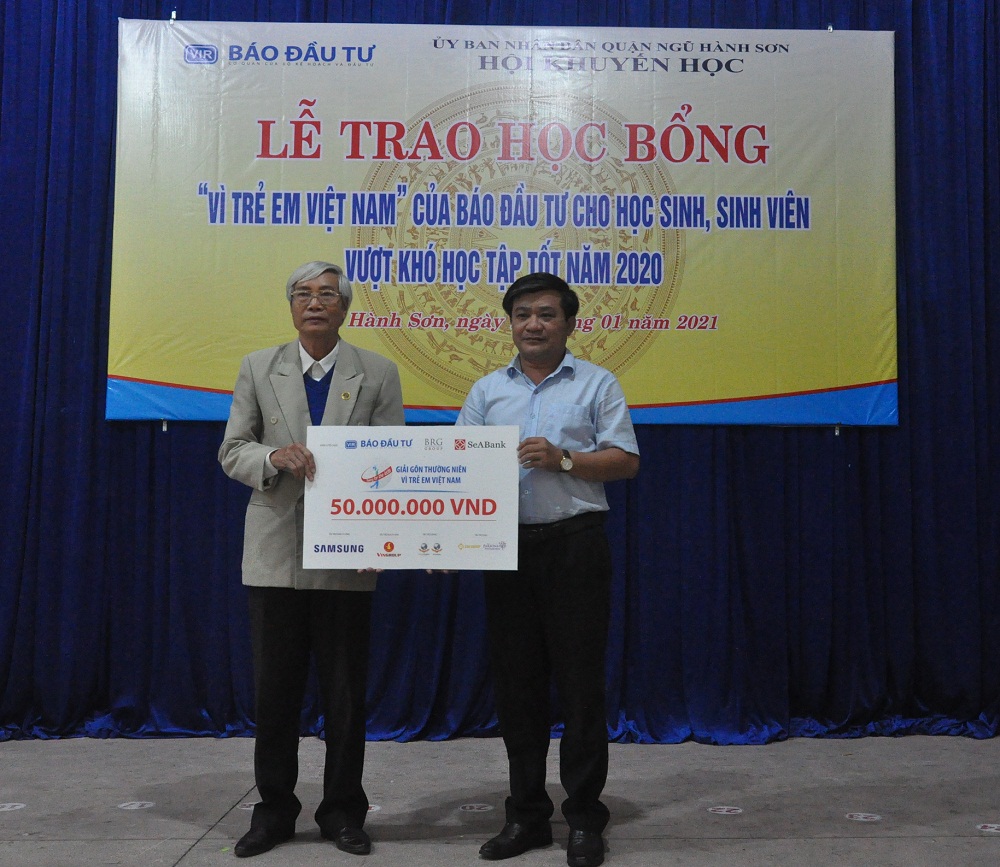 Ông Hoàng Kim Thủy trao số tiền 50 triệu đồng học bổng cho  Hội Khuyến học quận Ngũ Hành Sơn.