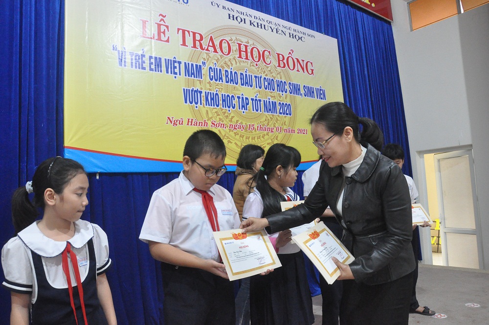 Bà Trần Thị Phượng - Phó giám đốc Sở TT&TT trao học bổng Vì trẻ em Việt Nam cho các em học sinh.