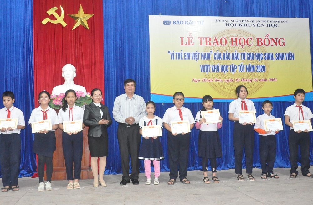 Ông Mai Niên và bà Nguyễn Thị Phương trao học bổng cho các em học sinh.