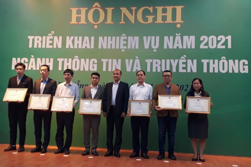 Ông Lê Quang Nam, Phó chủ tịch UBND TP.Đà Nẵng tặng bằng khen cho các doanh nghiệp CNTT có đóng góp cho thành phố trong năm 2020.