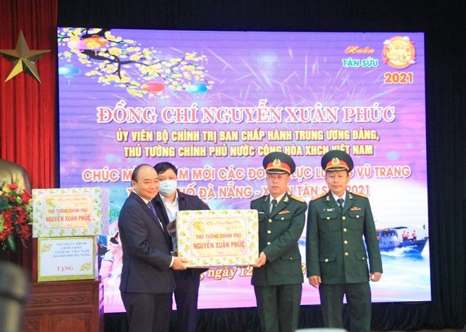 Thủ tướng Nguyễn Xuân Phúc tặng quà cho các lực lượng vũ trang thành phố Đà Nẵng.