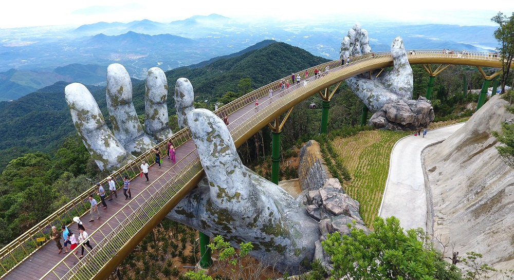 Cầu Vàng là điểm du lịch ưu thích của du khách khi đến Đà Nẵng.