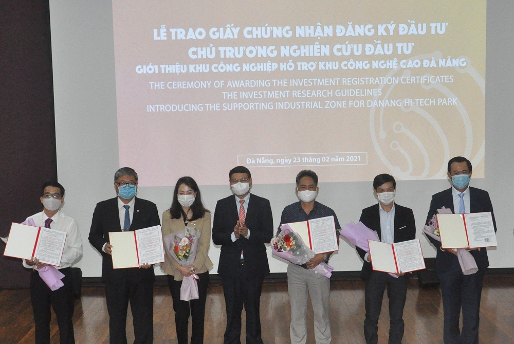 Thành phố Đà Nẵng trao giấy chứng nhận đầu tư vào Khu công nghệ cao cho các nhà đầu tư.
