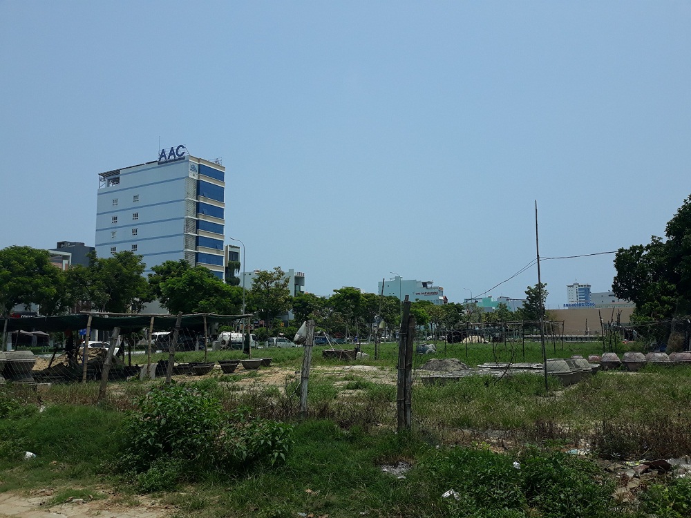 Nhiều lô đất ở Đà Nẵng bỏ trống, gây lãng phí nguồn lực từ đất.