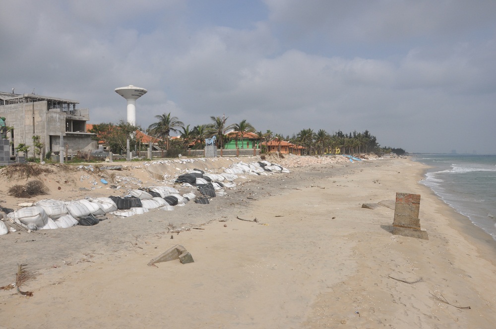 Bãi biển Cửa Đại bị sạt lở nghiêm trọng.