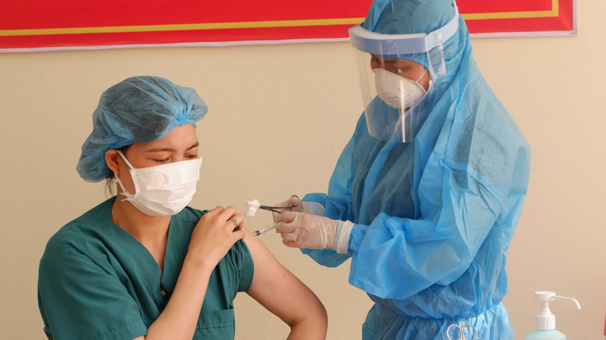Nhân viên y tế TP.Đà Nẵng tiêm vaccine phòng chống Covid-19.