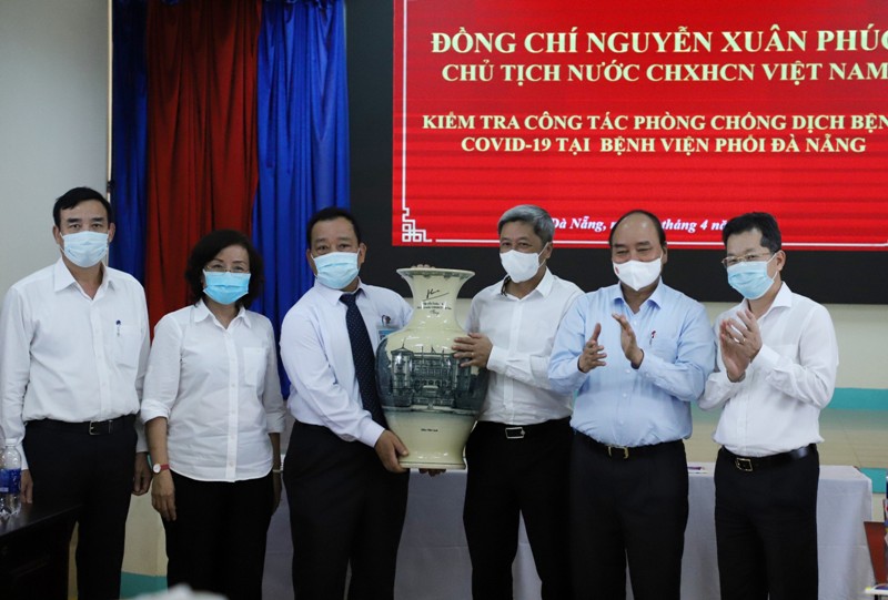 Chủ tịch nước Nguyễn Xuân Phúc đã tặng quà, động viên các y, bác sỹ tại Đà Nẵng.