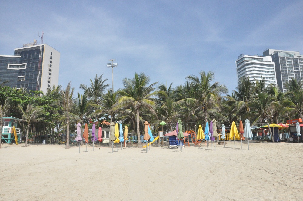 Bãi biển Đà Nẵng vắng du khách khi địa phương này xuất hiện các trường hợp dương tính với dịch bệnh Covid-19.