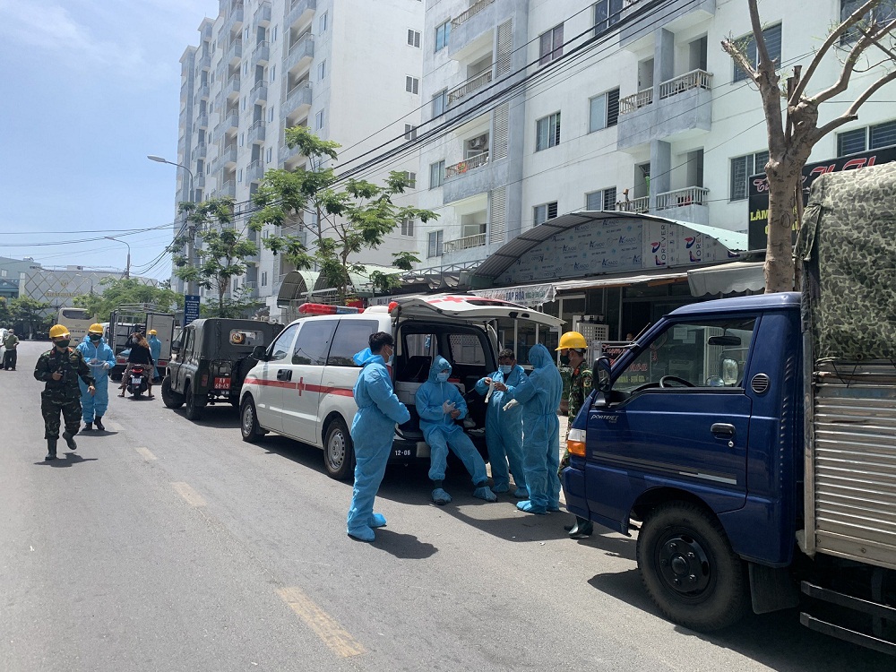 Lực lượng y tế thành phố Đà Nẵng tiến hành lấy mẫu xét nghiệp cho người dân tại khu chung cư.