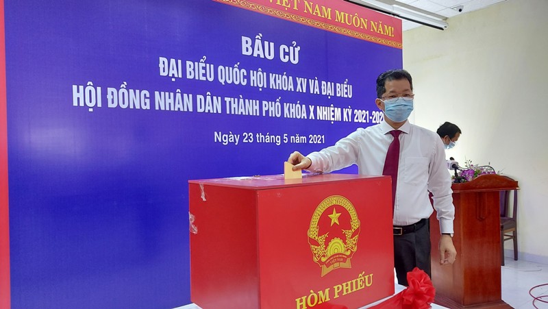 Bí thư Thành ủy Đà Nẵng, ông Nguyễn Văn Quảng bỏ phiếu bầu cử  quận Hải Châu.