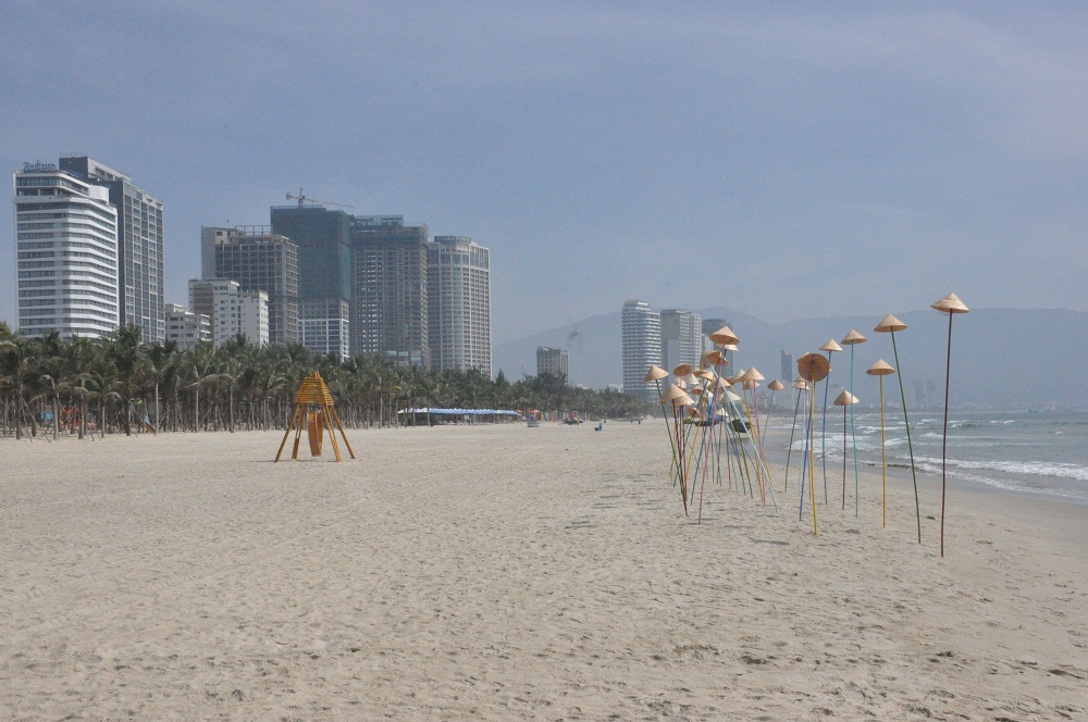 Bãi biển Đà Nẵng vắng khách du lịch vì Covid-19.