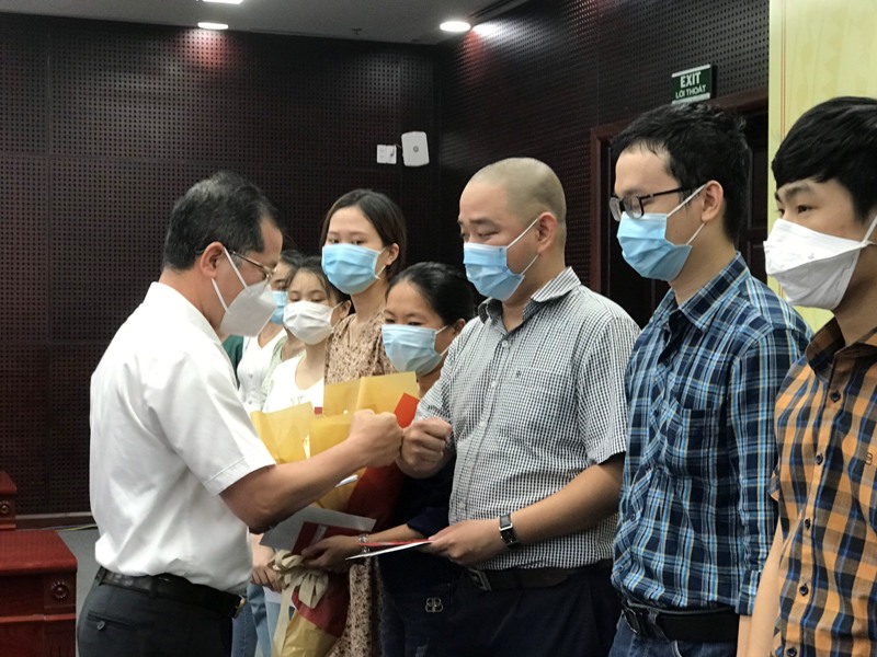 Bí thư Thành ủy Đà Nẵng, ông Nguyễn Văn Quảng động viên các y, bác sỹ lên đường làm nhiệm vụ tại Bắc Giang.
