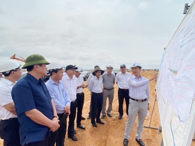 Bí thư tỉnh Quảng Nam, ông Phan Việt Cường (áo xanh) kiểm tra tiến độ Dự án trọng điểm trên địa bàn tỉnh.