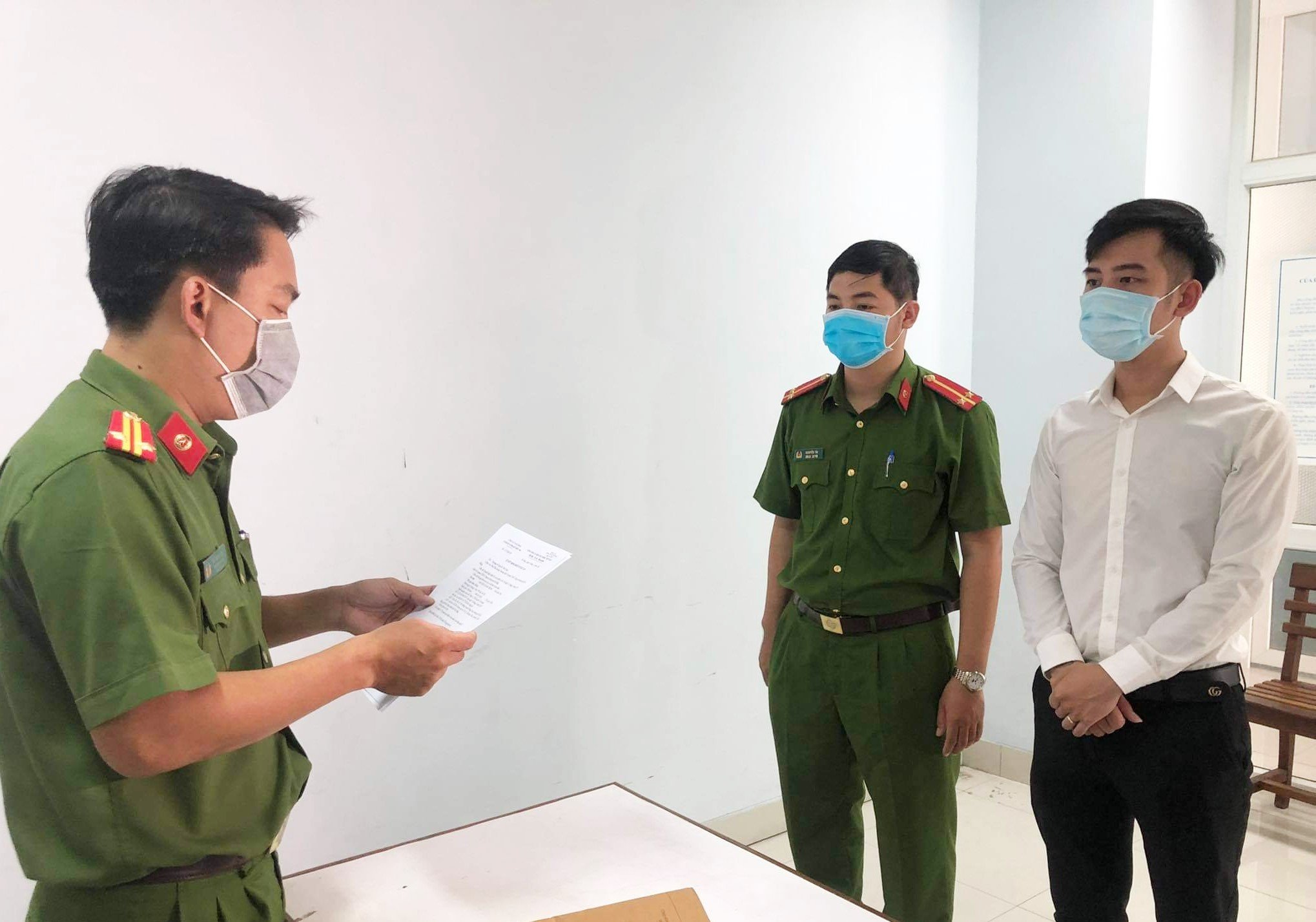 Văn phòng Cơ quan CSĐT Công an TP Đà Nẵng tống đạt các quyết định khởi tố đối với ông Trọng.