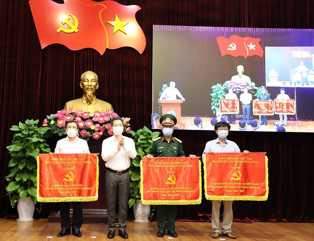 Ông Nguyễn Văn Quảng Cờ cho các tập thể đạt thành tích xuất sắc trong công tác.