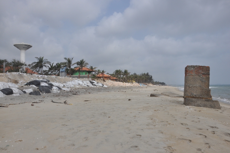 Bãi biển Cửa Đại đang bị sạt lở nghiêm trọng.