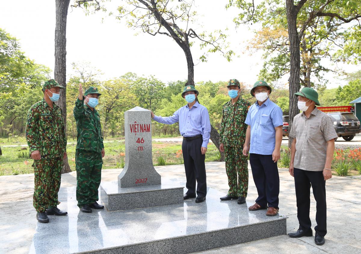 Bí thư Tỉnh uỷ Đắk Lắk, ông Nguyễn Đình Trung trong lần thăm cột mốc biên giới trên địa bàn tỉnh.