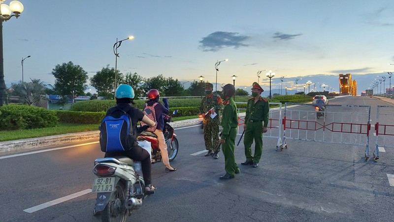 Người dân TP.Đà Nẵng bắt buộc phải có giấy đi đường QRCode mới được tham gia giao thông.