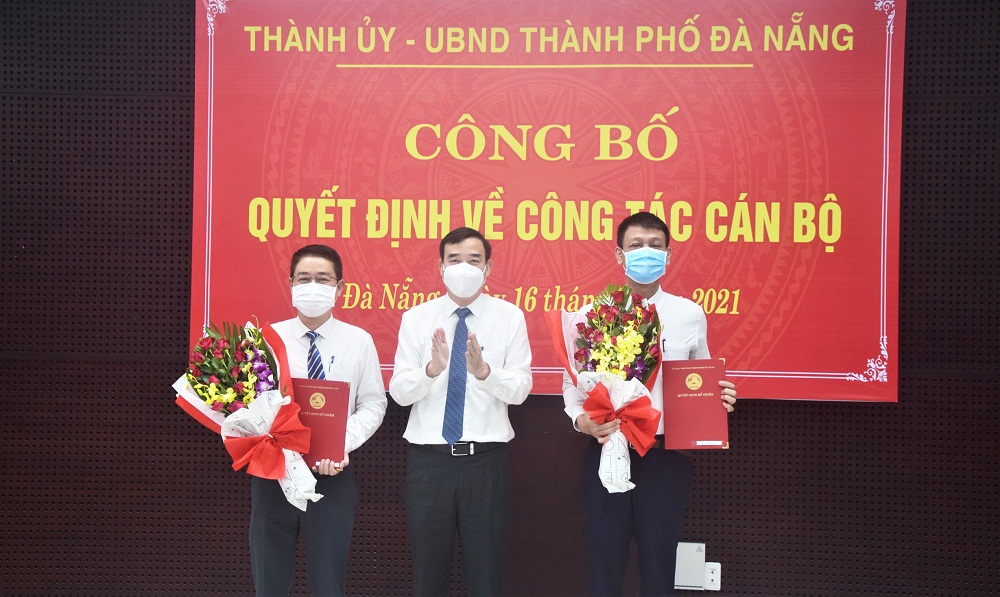 Chủ tịch UBND TP.Đà Nẵng trao quyết định bổ nhiệm cho ông Nguyễn Hà Nam và ông Nguyễn Hà Bắc.
