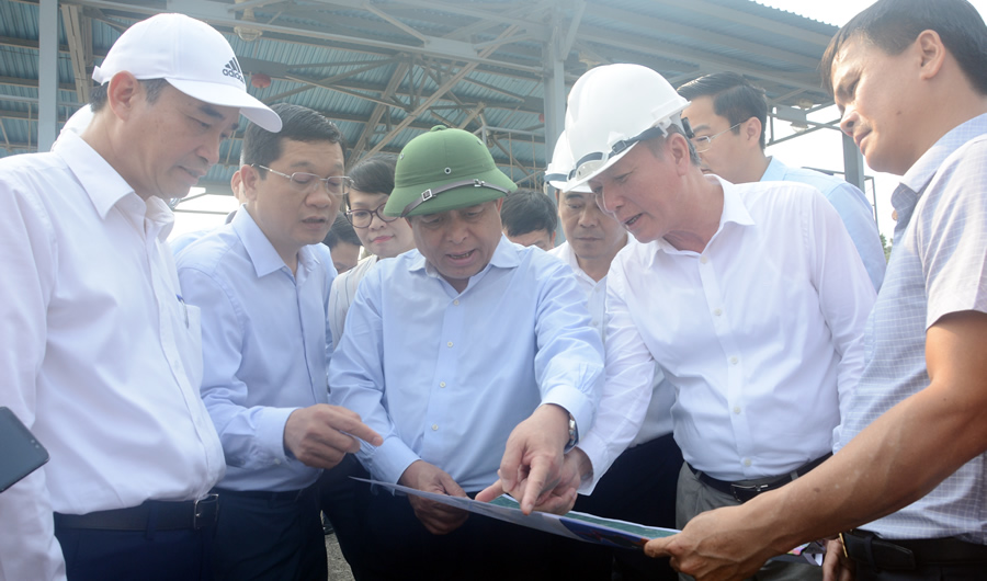 Bộ trưởng Bộ KK&ĐT, ông Nguyễn Chí Dũng trong lần kiểm tra  thực tế Dự án cảng biển Liên Chiểu.