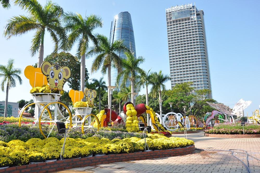 Thành phố Đà Nẵng đầu tư hơn 8,6 tỷ đồng để trang trí hoa và điện chiếu sáng phục vụ Tết Nhâm Dần.