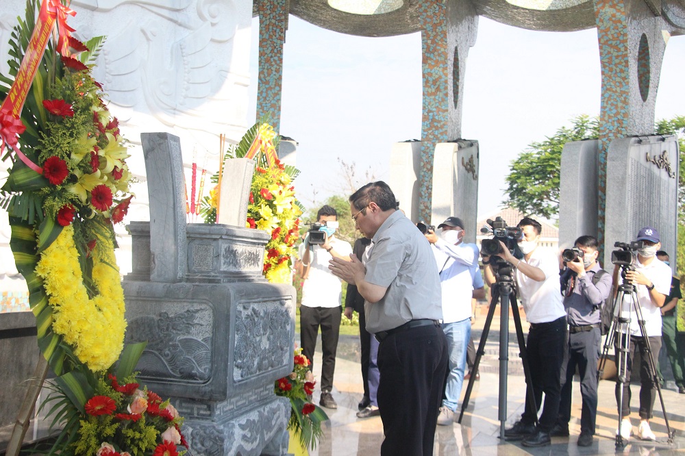 Thủ tướng Phạm Minh Chính đã đến đặt vòng hoa, viếng hương Nghĩa trang Liệt sĩ tỉnh Quảng Nam, Tượng đài Mẹ Việt Nam Anh hùng.