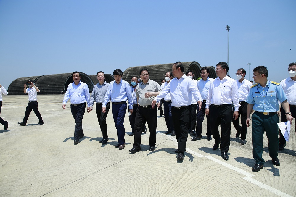 Thủ tướng kiểm tra tại sân bay Chu Lai.