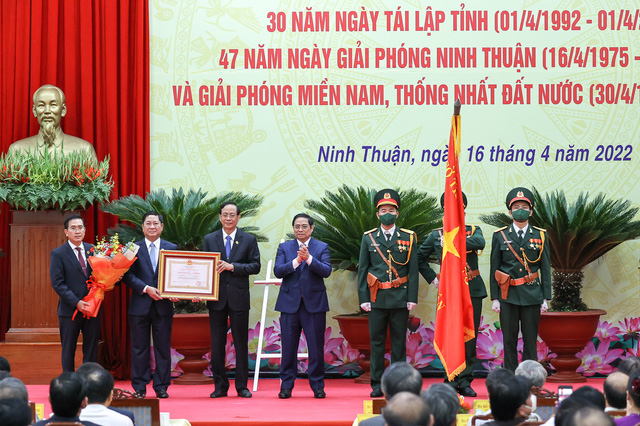 Thủ tướng Chính phủ Phạm Minh Chính trao tặng Huân chương Lao động hạng Nhất cho Đảng bộ, chính quyền, quân và dân tỉnh Ninh Thuận. Ảnh: Nhật Bắc.