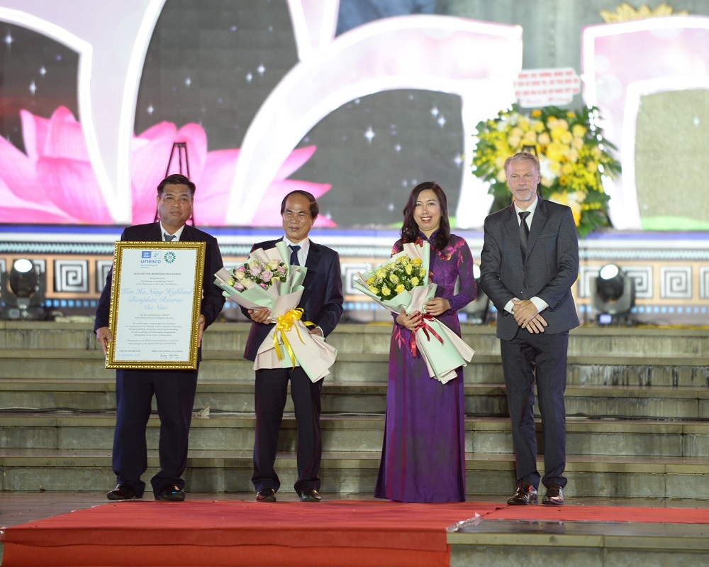 UNESCO trao bảng công nhận Khu dự trữ sinh quyển thế giới Cao nguyên Kon Hà Nừng tại lễ kỷ niệm 90 năm thành lập tỉnh Gia Lai.