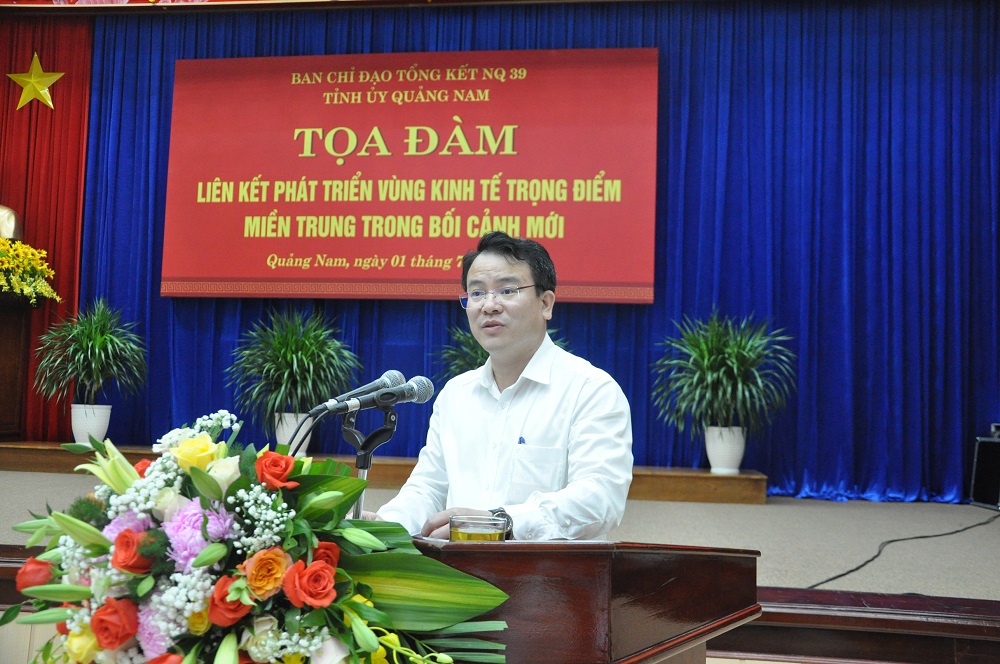 Thứ trưởng Trần Quốc Phương phát biểu tại Tọa đàm “Liên kết phát triển Vùng kinh tế trọng điểm miền Trung trong bối cảnh mới”.
