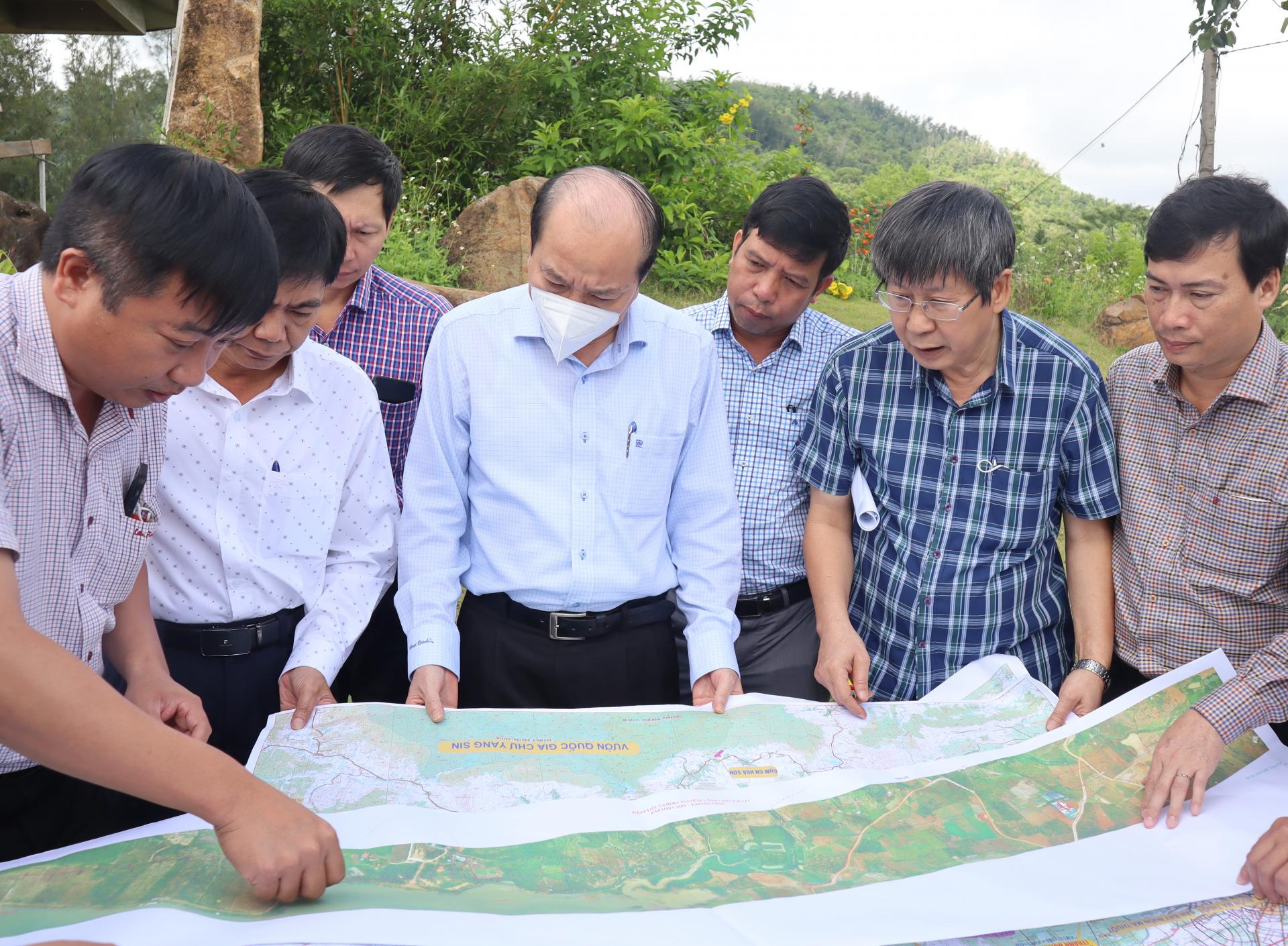 Chủ tịch tỉnh Đắk Lắk, ông Phạm Ngọc Nghị khảo sát vị trí xây dựng cao tốc Khánh Hòa - Buôn Ma Thuột