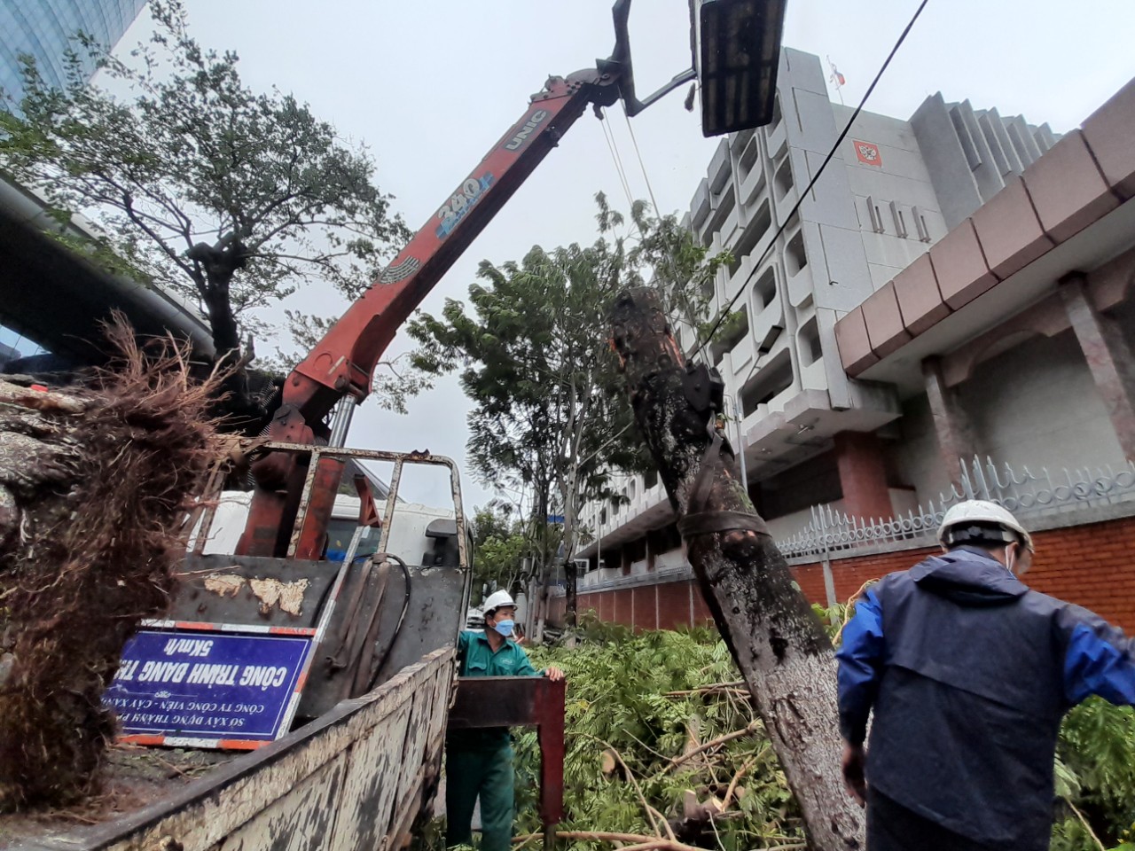 Chính quyền TP.Đà Nẵng tập trung dọn dẹp sau bão.