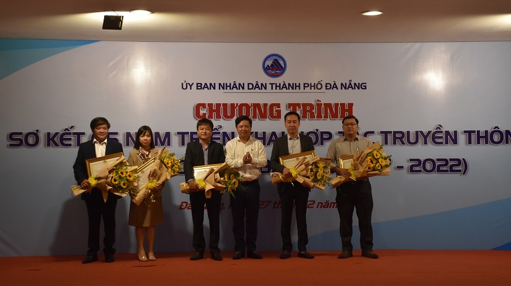 Phó Bí thư Thường trực Thành ủy, Chủ tịch HĐND thành phố Lương Nguyễn Minh Triết (thứ 3 từ bên phải qua) trao Bằng khen của UBND thành phố cho 5 tập thể cơ quan báo chí có thành tích xuất sắc trong triển khai thực hiện Chương trình hợp tác truyền thông trong giai đoạn 2017-2022.