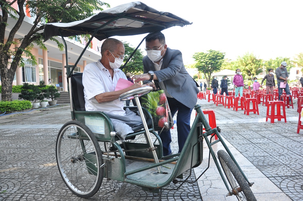 Hội doanh nhân Trẻ TP.Đà Nẵng trao quà Tết cho người nghèo.