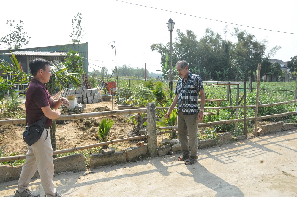 Ông Thoàng (áo đỏ) phải kêu cứu nhiều nơi để giải quyết tranh chấp trên thửa đất của mình.