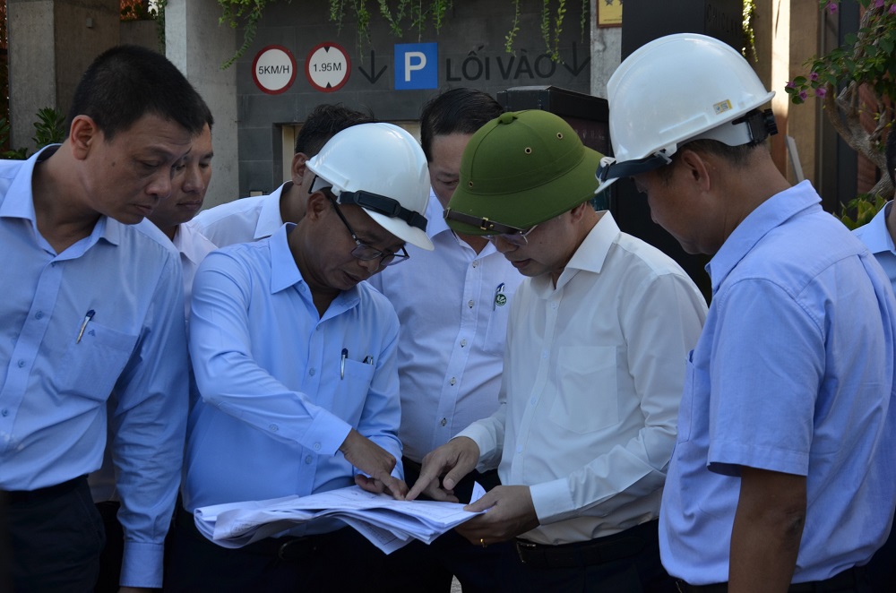 Bí thư Đà Nẵng, ông Nguyễn Văn Quảng iểm tra cáo tình hình xử lý nước thải tại các cống thoát nước ven biển.