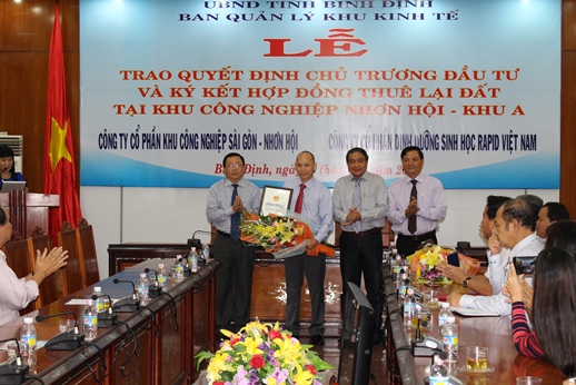 Ban quản lý KTT Nhơn Hội trao Giấy chứng nhận đầu tư cho Công ty CP dinh dưỡng sinh học Rapid Việt Nam