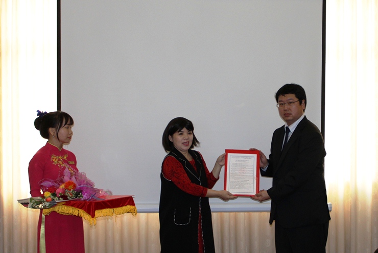 Phó Giám đốc Sở KH&ĐT Bình Định Huỳnh Thị Thanh Thủy (người thứ 2 bên trái) trao giấy chứng nhận đăng ký đầu tư DA xử lý nước cho Công ty Sanicon (Nhật Bản).