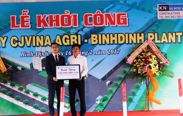 CJ Hà Quốc trao biển tượng trưng ủng hộ 100 triệu đồng cho đồng bào lũ lụt Bình Định