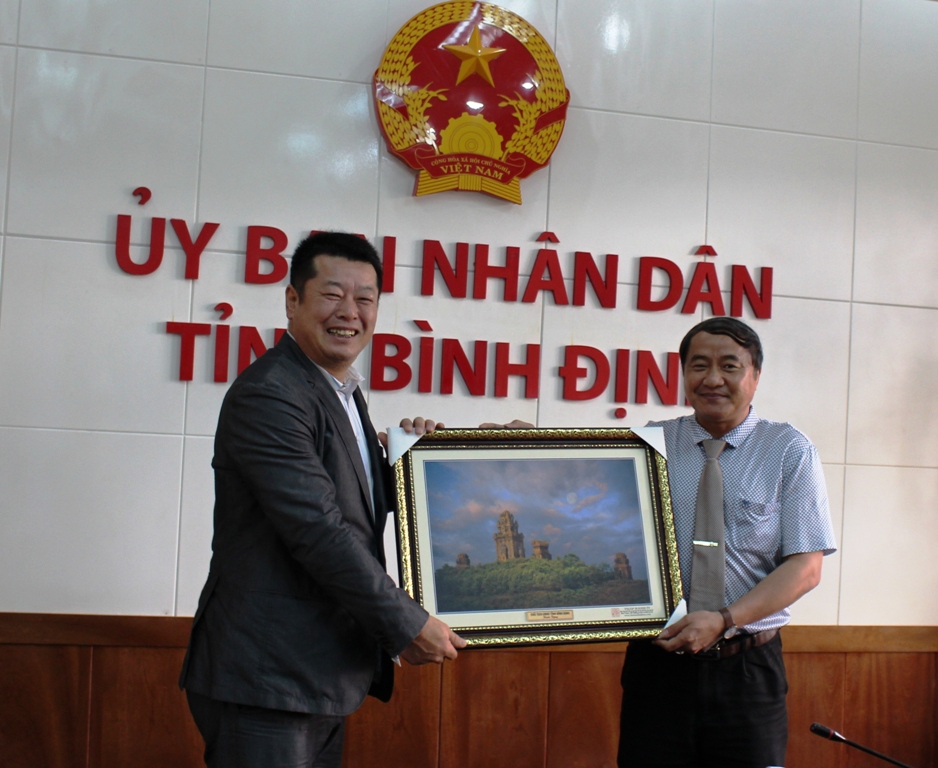 Phó Chủ tịch Thường trực UBND tỉnh Phan Cao Thắng (phải) trao quà lưu niệm cho Chủ tịch Tập đoàn Fujiwara.